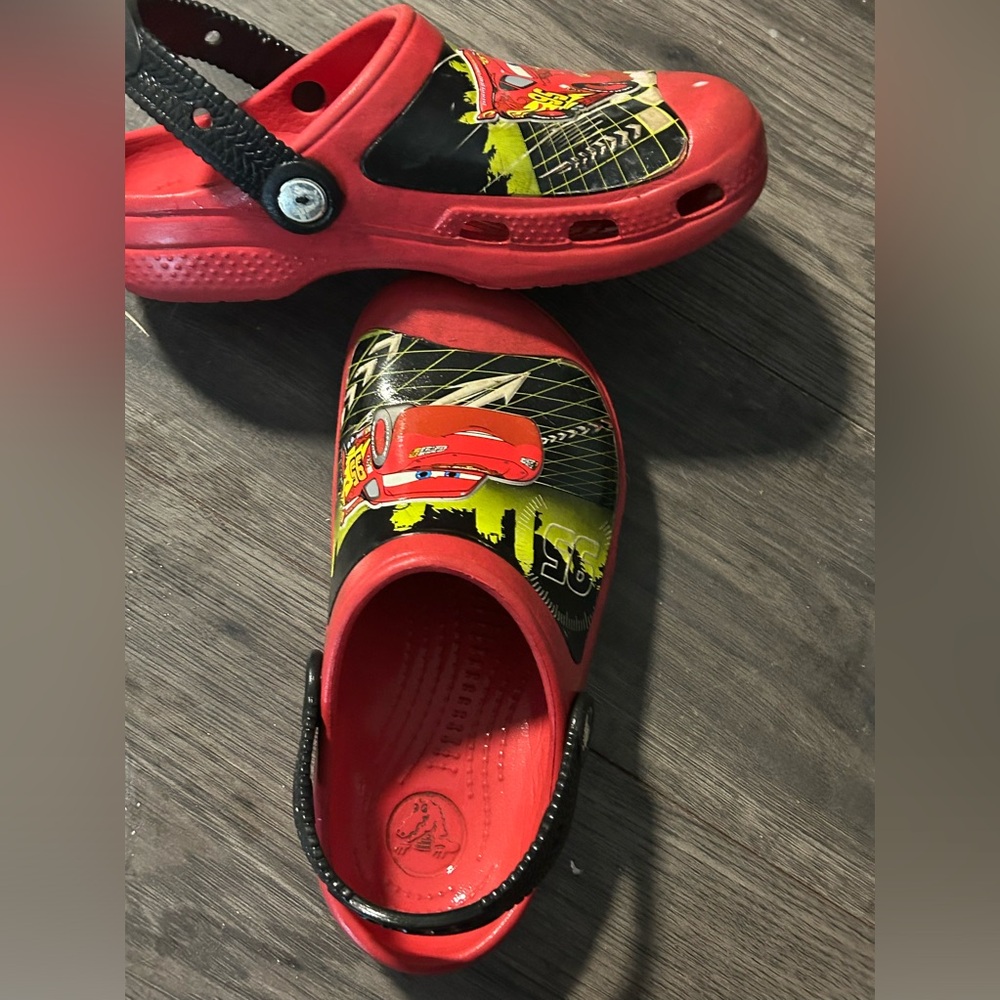 CARS CROCS youth size 3 in good condition